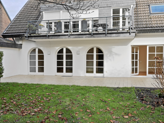 Exklusiv wohnen & clever investieren: Zweifamilienhaus am Bökelberg in Mönchengladbach